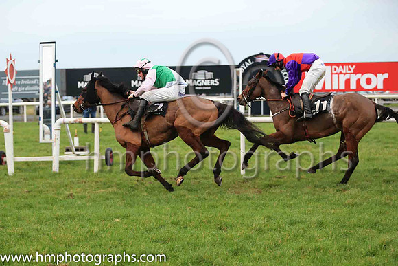01st British Art and B Browne 2 ( 7 , emerald green and white diabolo ) Trainer - R K Watson , Owner - Cousins Plus One Syndicate