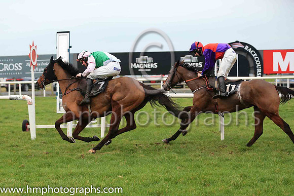 01st British Art and B Browne 2 ( 7 , emerald green and white diabolo ) Trainer - R K Watson , Owner - Cousins Plus One Syndicate