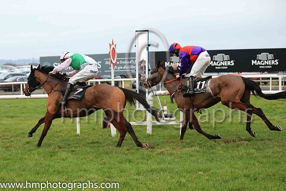 01st British Art and B Browne 2 ( 7 , emerald green and white diabolo ) Trainer - R K Watson , Owner - Cousins Plus One Syndicate