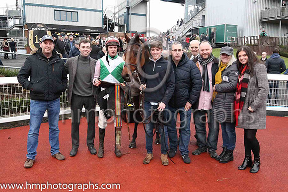 01st Presented Well and D Robinson 3 ( 7 , royal blue, white hoop ) Trainer - H De Bromhead , Owner - Bellamy Syndicate