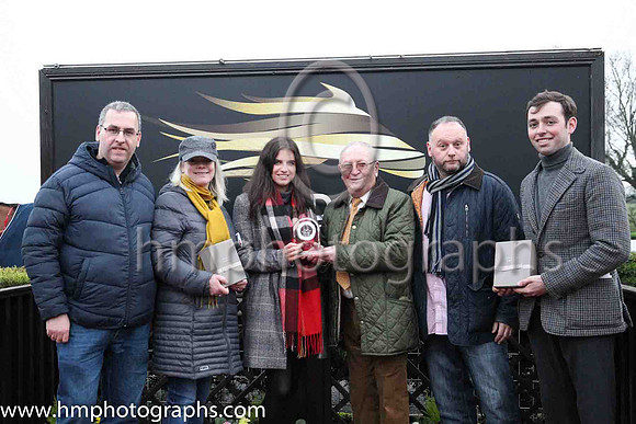 01st British Art and B Browne 2 ( 7 , emerald green and white diabolo ) Trainer - R K Watson , Owner - Cousins Plus One Syndicate