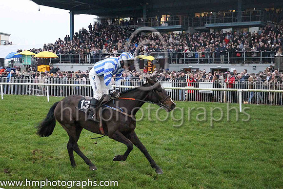 09th Ebaa Hana and Mr N McParlan 3 ( 13 , white and black hoops ) Trainer - Gary McGill , Owner - D G Paul