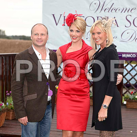 Hugh Black Manager of Victoria Square and Alison Campbell with a finalist in the Best Dressed Lady Competition - IMG_9592-e