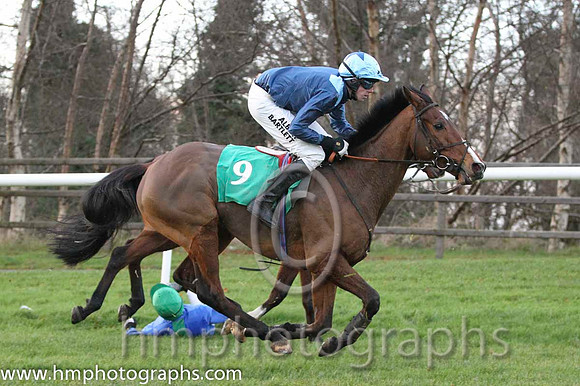 01 James & Mr w Thompson - winners (9, dark blue, light blue epaulettes) & 09 Davyroy & Mr N McParlan - U (3, royal blue, emerald green panel) - FT8E1474-20