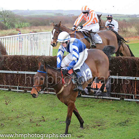 PU MAJOR DETAIL and L J McGuinness ( 5 , PINK  YELLOW CHECK; pink sleeves; yellow cap ) Trainer: Warren Ewing , Owner : Warren Ewing