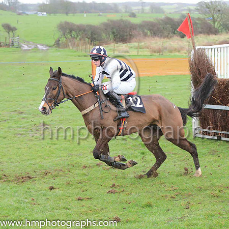 PU LAKE TEKAPO and P C Bannon ( 12 , WHITE,black chevrons; white sleeves,black seams; white cap,black diamonds ) Trainer: Gillian Callaghan , Owner : Callaghan, Pearse