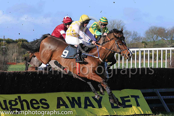 02nd FAVORI DE CHAMPDOU (FR) and R James ( 9 , PINK  YELLOW CHECK; pink sleeves; yellow cap ) Trainer: Warren Ewing,, Owner : Warren Ewing