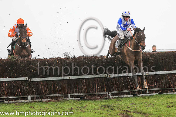 01st CREAM SPARKLES and B O'Neill ( 1 , WHITE,royal blue star; white sleeves,royal blue diabolo; white cap,royal blue stars ) Trainer: D.M. Christie , Owner : O'Connor, Michael P.
