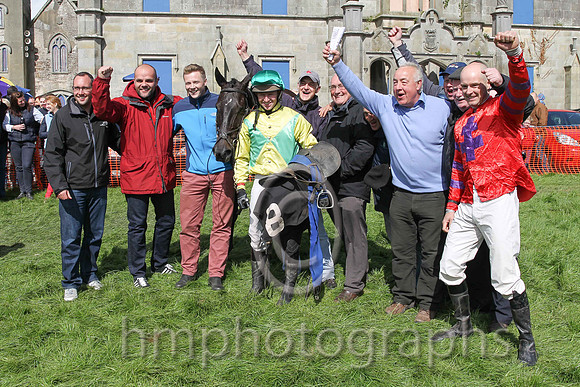 01st Mr Bolt ( 8 ) and N McParlan - Trainer : Sean McParlan - green and yellow diabolo