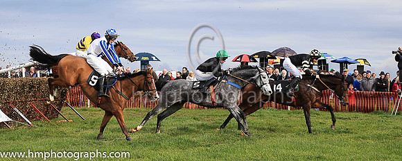 01st FINIAN'S OSCAR and J J Codd ( 14 , BLACK,beige panel; black  beige hooped sleeves; black cap,beige star ) Trainer: Denis Paul Murphy,, Owner : Edelle Logan