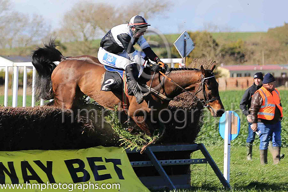 ISLANDRAY and A J Fox ( 2 ,Antrim (H) - BLACK  WHITE QTD; black  white hlvd sleeves; white cap ) Trainer: Colin S. McKeever , Owner : W.W. Dennison