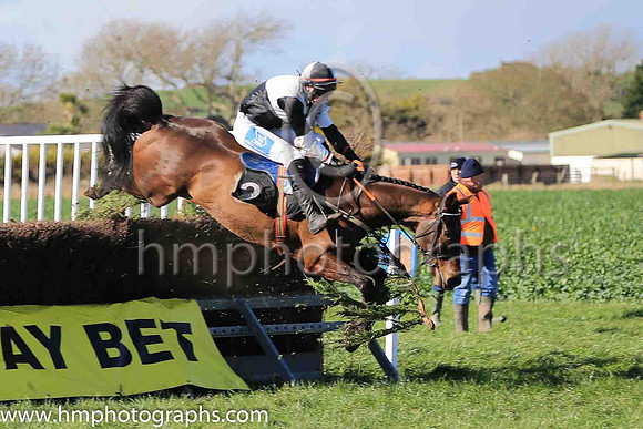 ISLANDRAY and A J Fox ( 2 ,Antrim (H) - BLACK  WHITE QTD; black  white hlvd sleeves; white cap ) Trainer: Colin S. McKeever , Owner : W.W. Dennison