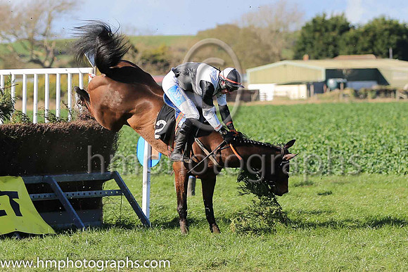 ISLANDRAY and A J Fox ( 2 ,Antrim (H) - BLACK  WHITE QTD; black  white hlvd sleeves; white cap ) Trainer: Colin S. McKeever , Owner : W.W. Dennison