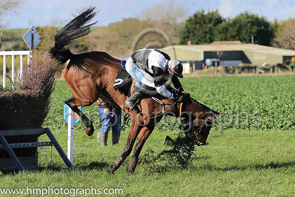 ISLANDRAY and A J Fox ( 2 ,Antrim (H) - BLACK  WHITE QTD; black  white hlvd sleeves; white cap ) Trainer: Colin S. McKeever , Owner : W.W. Dennison