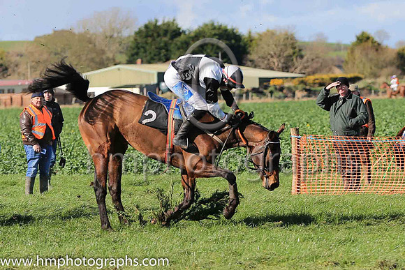 ISLANDRAY and A J Fox ( 2 ,Antrim (H) - BLACK  WHITE QTD; black  white hlvd sleeves; white cap ) Trainer: Colin S. McKeever , Owner : W.W. Dennison