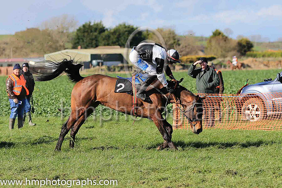 ISLANDRAY and A J Fox ( 2 ,Antrim (H) - BLACK  WHITE QTD; black  white hlvd sleeves; white cap ) Trainer: Colin S. McKeever , Owner : W.W. Dennison