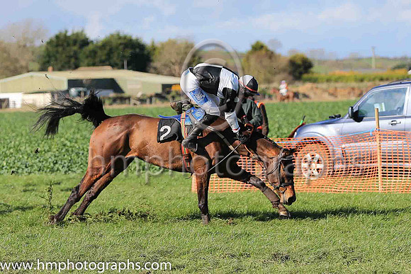 ISLANDRAY and A J Fox ( 2 ,Antrim (H) - BLACK  WHITE QTD; black  white hlvd sleeves; white cap ) Trainer: Colin S. McKeever , Owner : W.W. Dennison