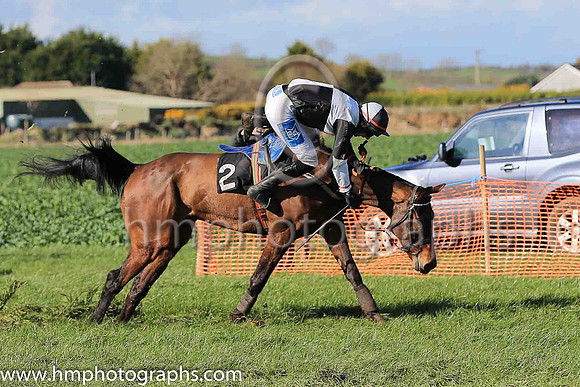 ISLANDRAY and A J Fox ( 2 ,Antrim (H) - BLACK  WHITE QTD; black  white hlvd sleeves; white cap ) Trainer: Colin S. McKeever , Owner : W.W. Dennison