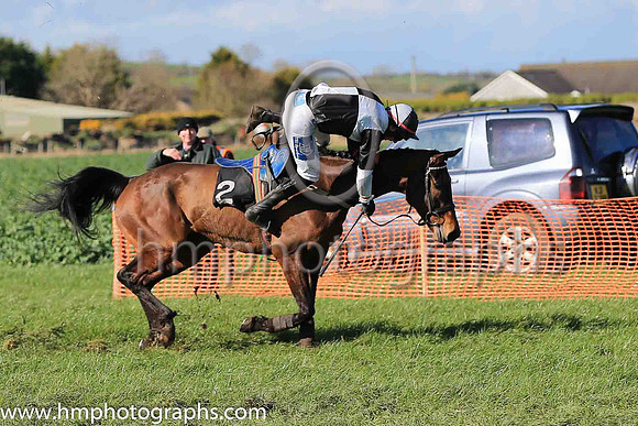 ISLANDRAY and A J Fox ( 2 ,Antrim (H) - BLACK  WHITE QTD; black  white hlvd sleeves; white cap ) Trainer: Colin S. McKeever , Owner : W.W. Dennison
