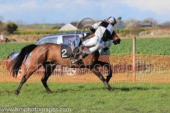 ISLANDRAY and A J Fox ( 2 ,Antrim (H) - BLACK  WHITE QTD; black  white hlvd sleeves; white cap ) Trainer: Colin S. McKeever , Owner : W.W. Dennison