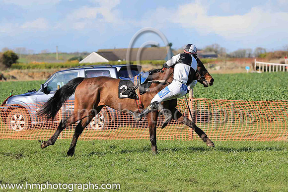 ISLANDRAY and A J Fox ( 2 ,Antrim (H) - BLACK  WHITE QTD; black  white hlvd sleeves; white cap ) Trainer: Colin S. McKeever , Owner : W.W. Dennison