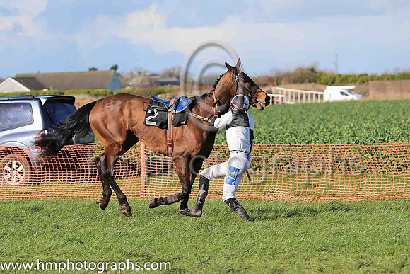 ISLANDRAY and A J Fox ( 2 ,Antrim (H) - BLACK  WHITE QTD; black  white hlvd sleeves; white cap ) Trainer: Colin S. McKeever , Owner : W.W. Dennison