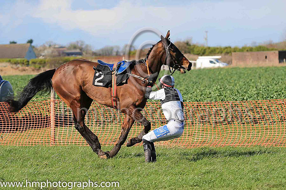 ISLANDRAY and A J Fox ( 2 ,Antrim (H) - BLACK  WHITE QTD; black  white hlvd sleeves; white cap ) Trainer: Colin S. McKeever , Owner : W.W. Dennison