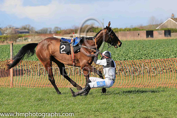 ISLANDRAY and A J Fox ( 2 ,Antrim (H) - BLACK  WHITE QTD; black  white hlvd sleeves; white cap ) Trainer: Colin S. McKeever , Owner : W.W. Dennison