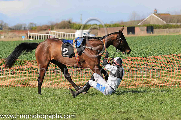 ISLANDRAY and A J Fox ( 2 ,Antrim (H) - BLACK  WHITE QTD; black  white hlvd sleeves; white cap ) Trainer: Colin S. McKeever , Owner : W.W. Dennison