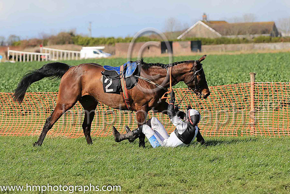 ISLANDRAY and A J Fox ( 2 ,Antrim (H) - BLACK  WHITE QTD; black  white hlvd sleeves; white cap ) Trainer: Colin S. McKeever , Owner : W.W. Dennison