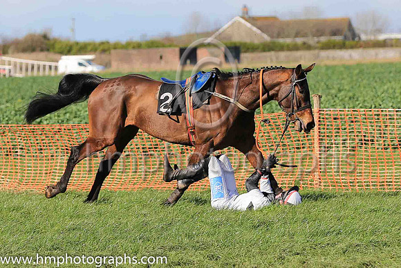 ISLANDRAY and A J Fox ( 2 ,Antrim (H) - BLACK  WHITE QTD; black  white hlvd sleeves; white cap ) Trainer: Colin S. McKeever , Owner : W.W. Dennison