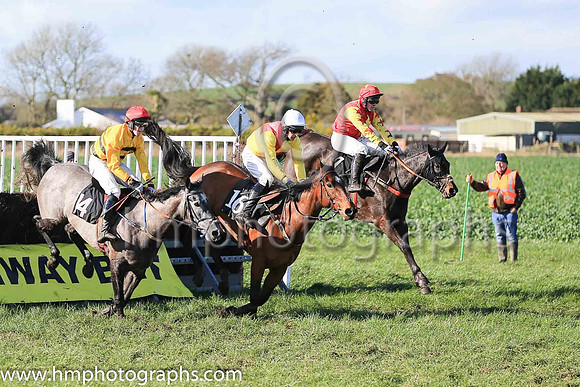 01st DAENERYS STORMBORN and R James ( 7 , RED,yellow star; yellow sleeves,red stars; red cap,yellow star ) Trainer: D.M. Christie,, Owner : Karen Barry Eoin G.