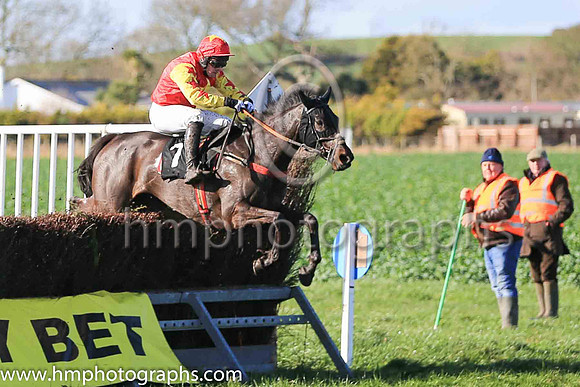 01st DAENERYS STORMBORN and R James ( 7 , RED,yellow star; yellow sleeves,red stars; red cap,yellow star ) Trainer: D.M. Christie,, Owner : Karen Barry Eoin G.