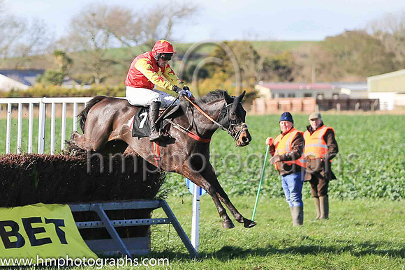 01st DAENERYS STORMBORN and R James ( 7 , RED,yellow star; yellow sleeves,red stars; red cap,yellow star ) Trainer: D.M. Christie,, Owner : Karen Barry Eoin G.