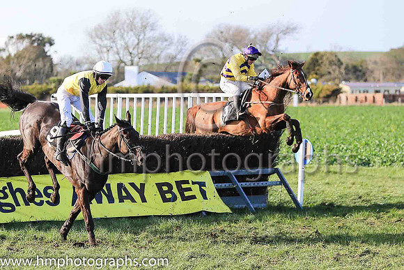 01st DECOR IRLANDAIS (FR) and N McParlan ( 3 ,Antrim (H) - YELLOW,purple chevrons; yellow sleeves; purple cap,yellow star ) Trainer: Noel C. Kelly , Owner : Shauna Kelly
