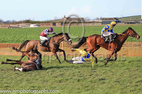 SASTRUGA and B O'Neill ( 12 ,royal blue, yellow diabolo, yellow sleeves. yellow cap) Trainer: JTR Dreaper , Owner : Knockalough Syndicate