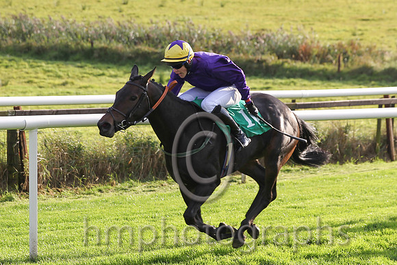 01st Whizzzey Rascal ( 10 , purple, yellow cap ) and F.Maguire (7) - Trainer : Miss Elizabeth Doyle - Owner : BK Racing Partnership