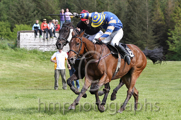 R4 Ben Crawford on Onefortheroadmac (2nd) and Noel McParlan on Carsonstown Boy (winner) - FT8E5722-e