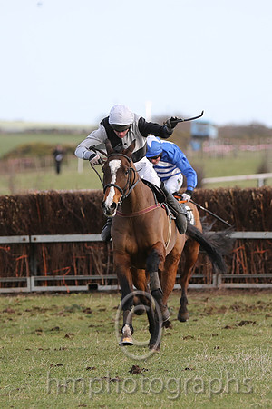 01 Ballyarthur  Derek O'Connor - Trainer : Colin S McKeever, Black and white qtrd
