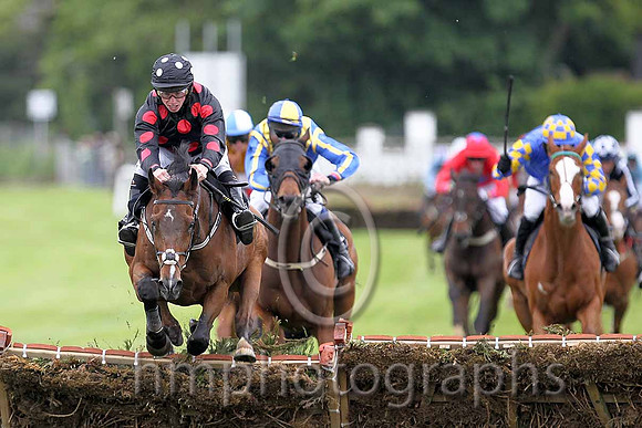 R3 - Doroob (Black red spots) 1st, Jockey M W Bowes , Seldom Fed (Blue Yellow chevron) 3rd, Quai Du Roi (Blue Yellow Check Sleeves) 2nd  - FT8E0465-e