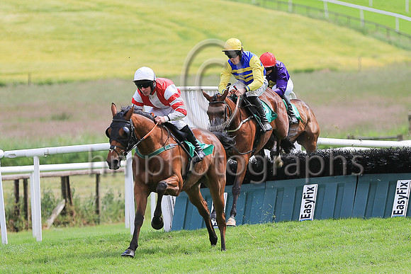 01st Shipwreck and A W Short 5 ( 13 , light blue and yellow hoops ) Trainer - C A McBratney , Owner - Templeburn Racing Syndicate