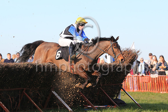 01st ROSSAMILAN and l O'Carroll ( 6 , BLACK,white cross belts; blue sleeves; yellow cap ) Trainer: Paul McAleese , Owner : Laura McAleese