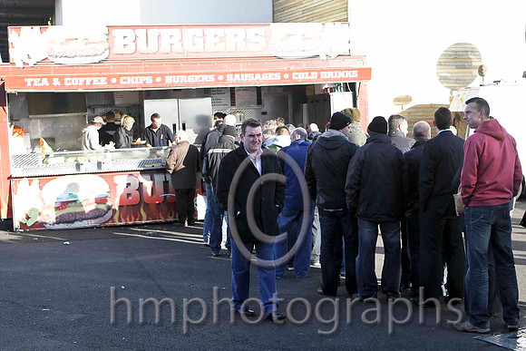 Hungry racegoers - CU2D4818-e