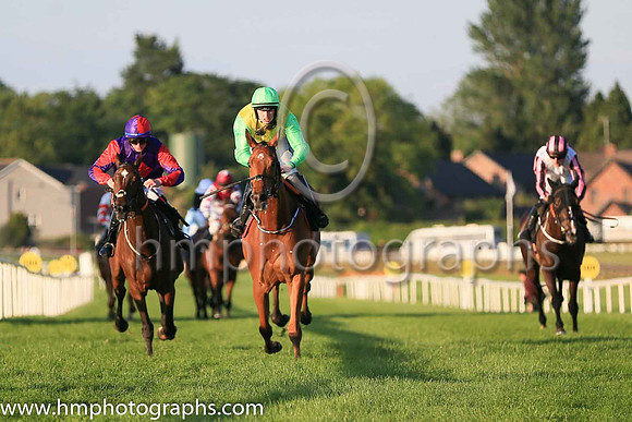 01st The Last Mardi and H.C. Swan(7) (1 ,yelow, light green sleeves ), Trainer:Gordon Elliott , Owner:Sheila O'Ryan, Tom  Lenka Meagher