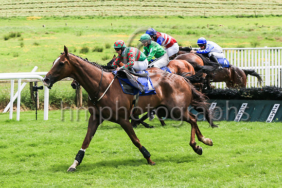 01st Arizona Flyer  ( 3 , green  red hoops ) Trainer - M Winters , Owner - Thomas McNulty