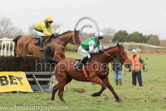 04th CHASE END CHARLIE and O M'Gill ( 9 , EMERALD GREEN; white sleeves; white cap ) Trainer: Gary McGill,, Owner : Oran McGill