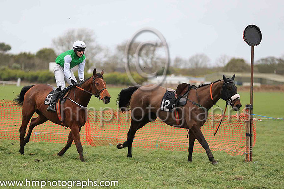 04th CHASE END CHARLIE and O M'Gill ( 9 , EMERALD GREEN; white sleeves; white cap ) Trainer: Gary McGill,, Owner : Oran McGill