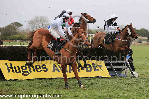 SOUNDAWAY and P C Bannon ( 14 , WHITE,green cross of lorraine; white sleeves; white cap,green diamond ) Trainer: Susanne Macken,, Owner : Stephen Macken Andrew Cox