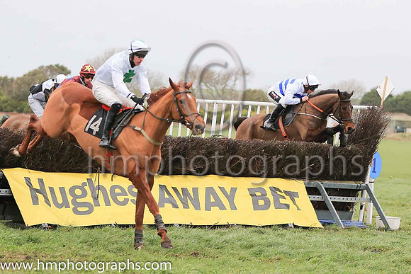 SOUNDAWAY and P C Bannon ( 14 , WHITE,green cross of lorraine; white sleeves; white cap,green diamond ) Trainer: Susanne Macken,, Owner : Stephen Macken Andrew Cox