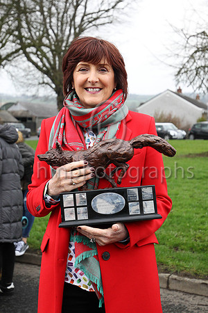 Margaret Simpson daughter of the late Peggy Hagan owner of Balnaslow with the Randox Health Foxhunter Chase 2018 Trophy  - FT8E3434